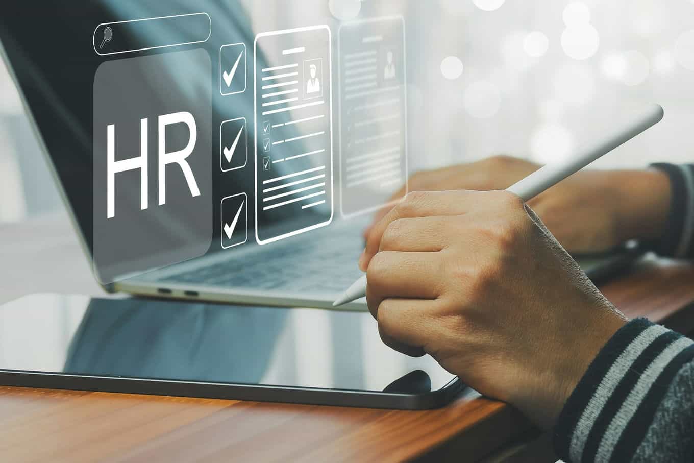 pracownik HR przeprowadzający audyt